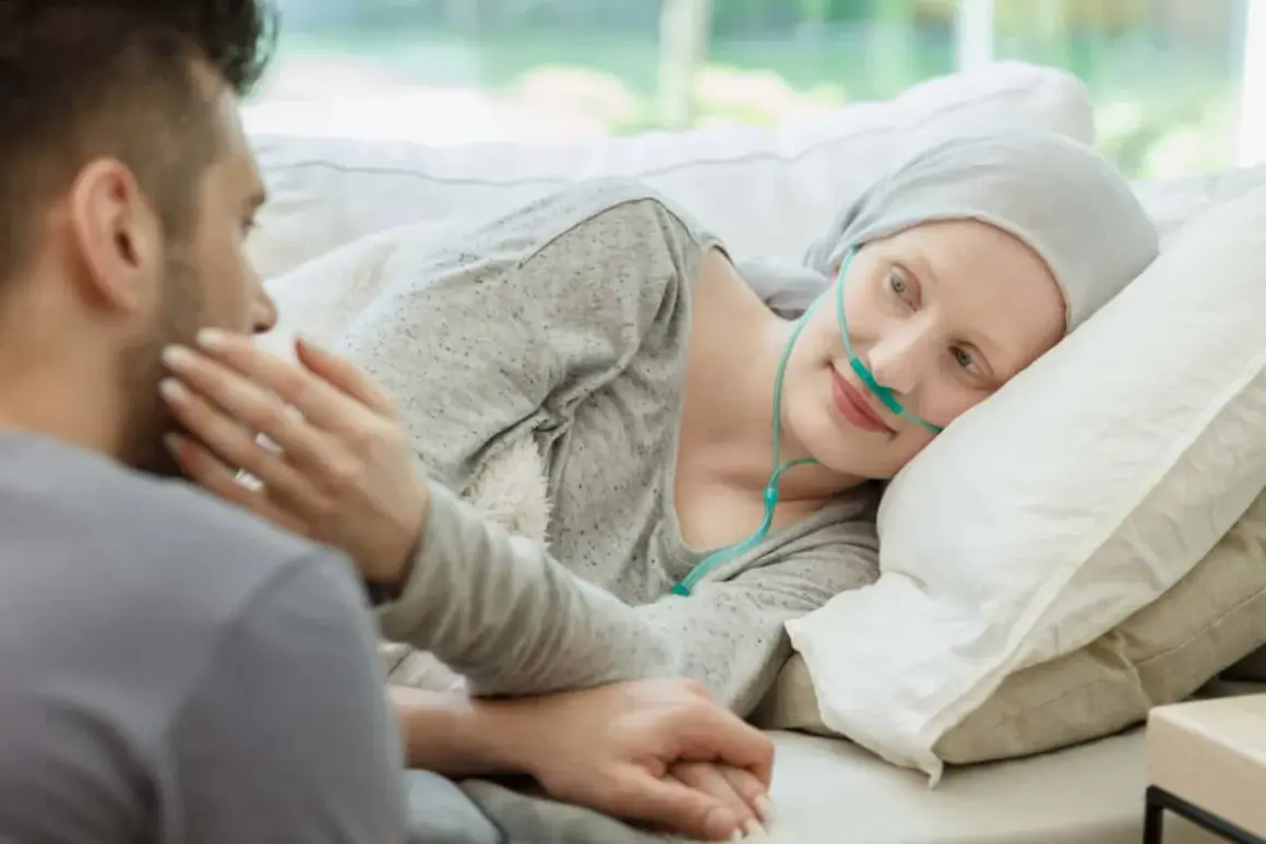 Kobieta z rakiem jajnika, podtrzymywana przez ukochanego, z nadzieją patrzy w przyszłość, mimo trudnych rokowań.