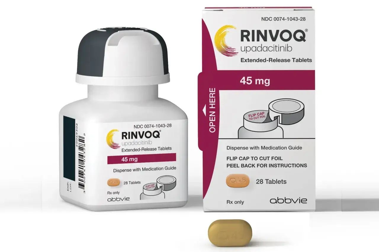 Opakowanie i butelka leku RINVOQ z upadacitinibem 45 mg. Tabletka z napisem 