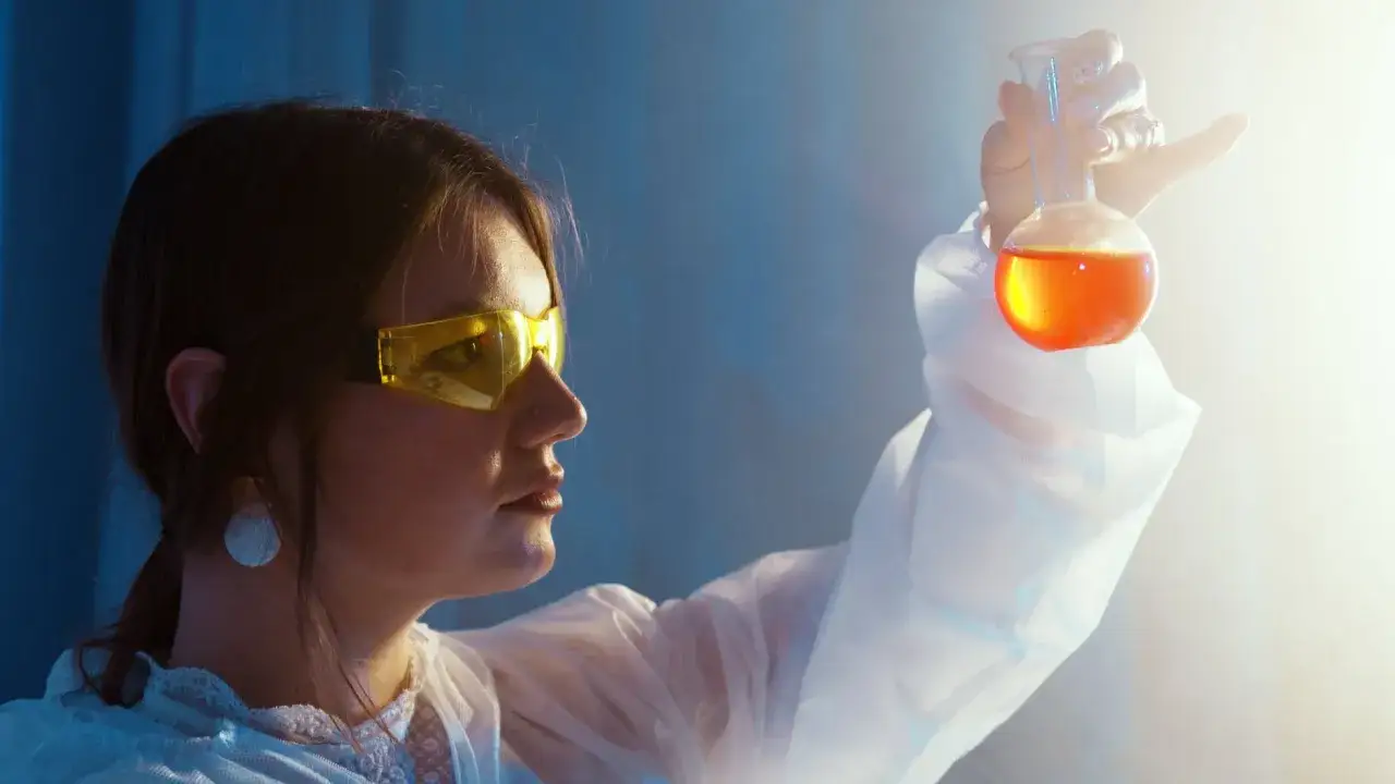 biotechnolog medyczny w laboratorium