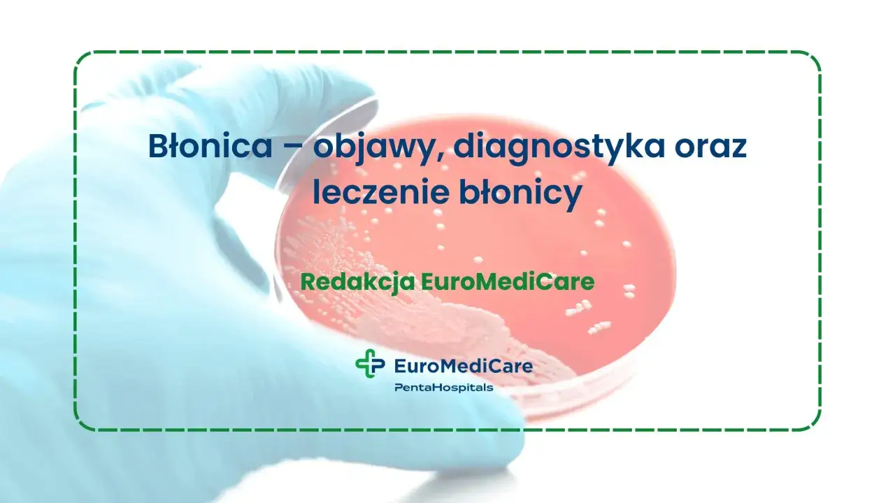 Rękawiczka medyczna trzyma szalkę Petriego z kulturą bakteryjną. Tekst informuje o objawach, diagnostyce i leczeniu błonicy.