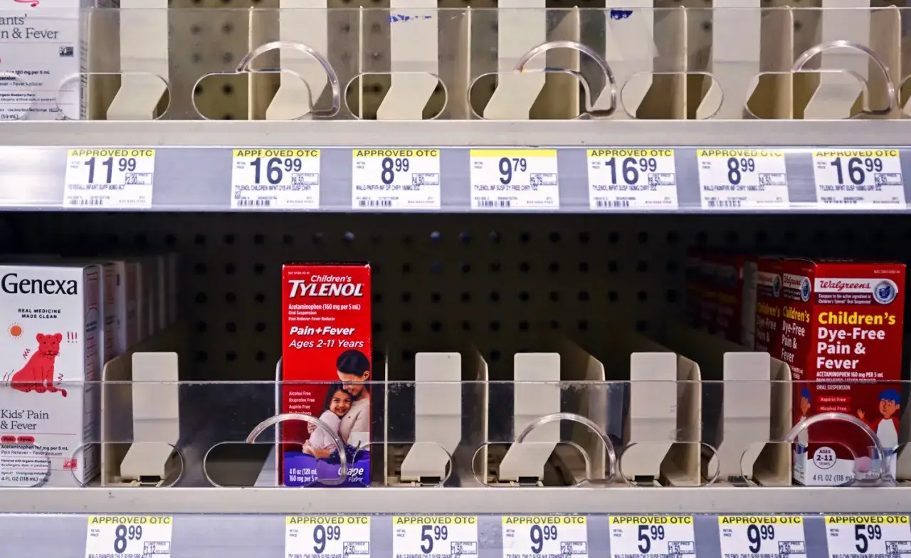 Półki apteczne puste, jakby siofor wycofany. Widać tylko Tylenol dla dzieci.