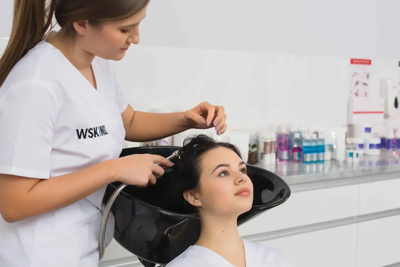Pielęgniarka wykonuje zabieg na włosy. Dowiedz się, jak zostać trychologiem i pomagać w problemach z włosami.