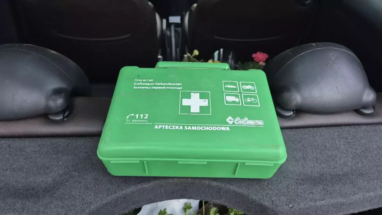 Zielona apteczka samochodowa w bagażniku. Czy apteczka jest obowiązkowa w samochodzie? Zawsze warto ją mieć!