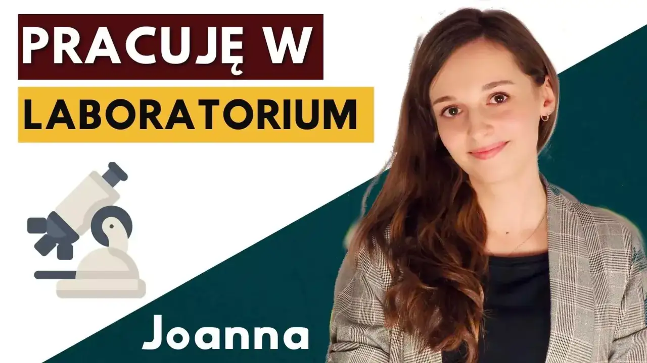 Joanna pracuje w laboratorium. Dowiedz się, ile zarabia analityk medyczny. Mikroskop i uśmiechnięta twarz.