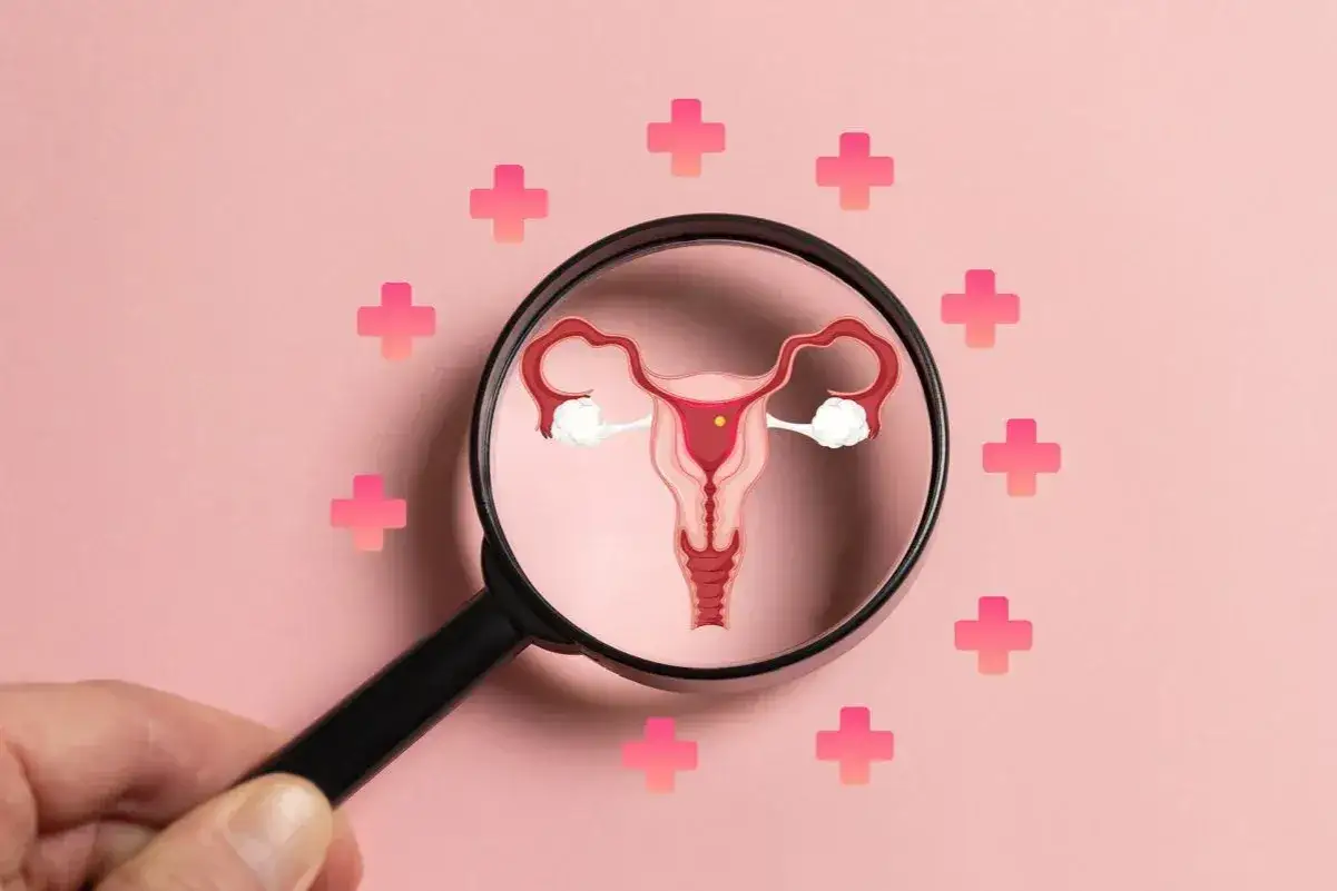 PCOS co to? Lupa bada narządy rodne, symbolizując diagnostykę i zrozumienie zespołu policystycznych jajników.