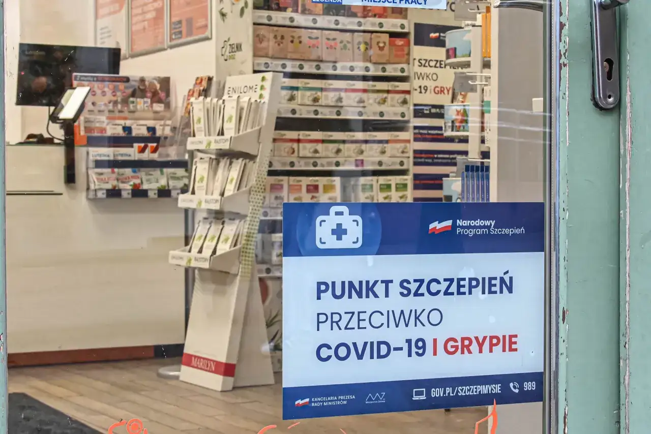 Punkt szczepień przeciwko COVID-19 i grypie. W aptece dostępne są szczepionki na grypę.