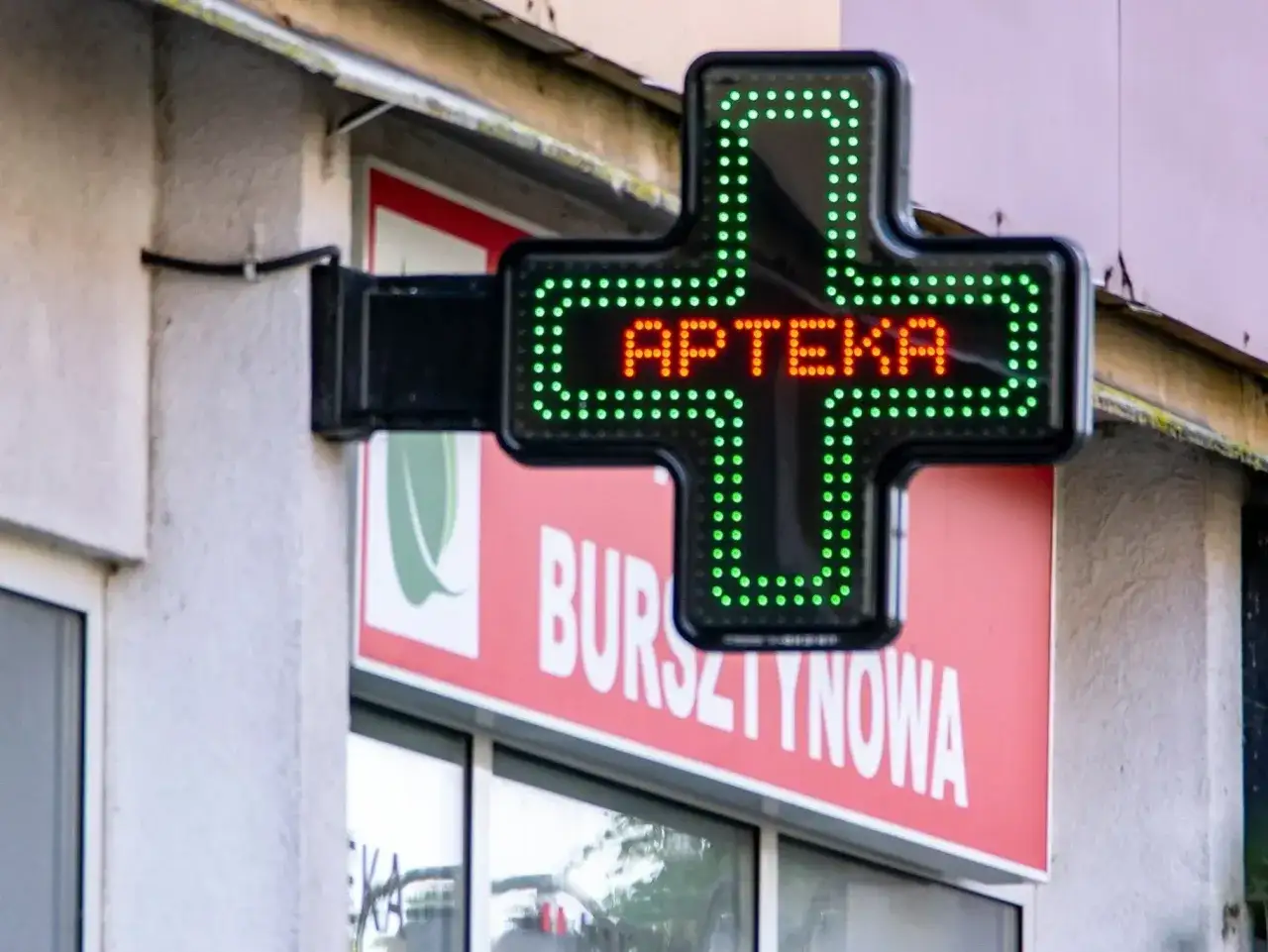 Zielony krzyż apteki z napisem 