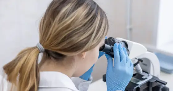 Ile zarabia diagnosta laboratoryjny? Pensja, dodatki i specjalizacja