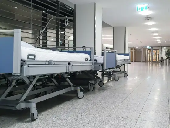 Ile zarabia salowa w szpitalu? Sprawdź realne stawki