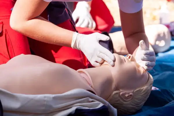 Szkolenie z pierwszej pomocy: Co naprawdę czeka Cię na kursie?